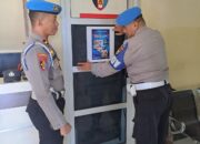 Unit Propam Polsek Tamalate Pasang Stiker Pengaduan cepat Propam Polri.
