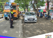 Truk Tronton Mogok di Tengah Jalan, Personel Lantas Polres Jeneponto Sigap Atur Arus