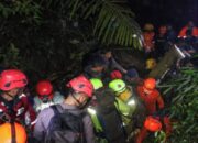 Kodam XIV/Hasanuddin yang tergabung dalam Tim Sar Temukan 6 Jenazah Korban Pesawat ATR di Gunung Bulusaraung