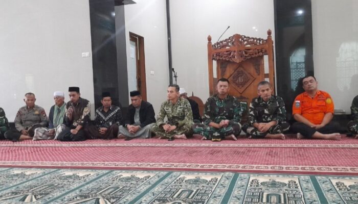 Prajurit Kodam XIV/Hasanuddin yang tergabung dalam Tim SAR Gabungan dan Masyarakat Gelar Doa Bersama dalam misi Kemanusiaan