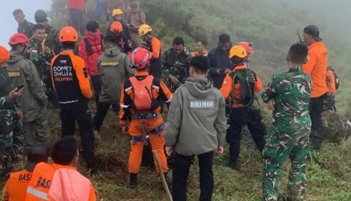 Tim Elang yang tergabung dalam Tim Sar Temukan 6 Jenazah Korban Pesawat ATR di Gunung Bulusaraung