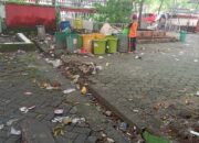 Sampah dibiarkan berhari-hari di pekarangan sekolah, orang tua siswa khawatir berdampak pada kesehatan anak-anak.