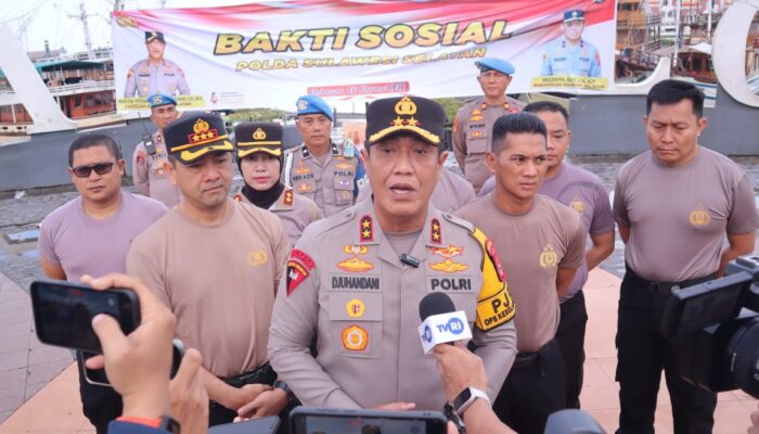 Menyikapi Instruksi Presiden, Polda Sulsel Bersama Polres Pelabuhan dan Polrestabes Makassar Bersihkan Pantai Losari