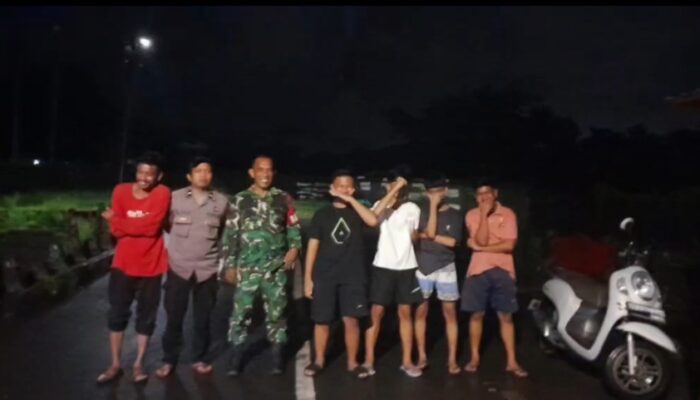 Babinsa dan Bhabinkamtibmas Kelurahan Bunga Ejaberu Kecamatan Tallo Kompak Bersama Warga dalam Pengamanan Bulan Suci Ramadhan