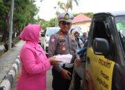 Polres Jeneponto dan Bhayangkari Bagikan Takjil, Imbau Masyarakat Tertib Lalu Lintas