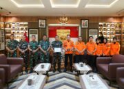 Pangdam XIV/Hsn Terima Penghargaan Kabasarnas RI atas Dedikasi Operasi SAR di Gunung Bulusaraung*