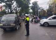 Berjibaku Atur Lalin Arus Balik Mudik Jalur Poros Jeneponto, Polisi imbauan Pemudik Patuhi Arahan Petugas.