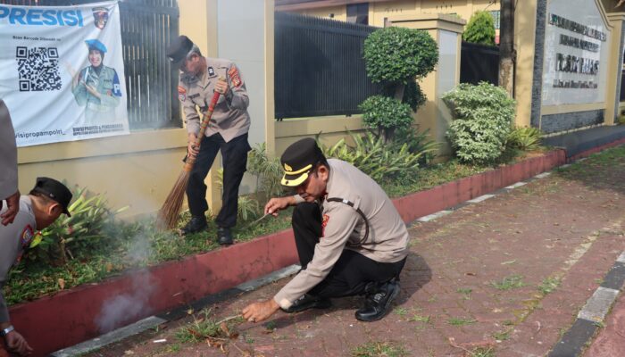 Wujudkan Lingkungan Kerja Bersih dan Nyaman, Polres Maros Laksanakan Pembersihan Mako