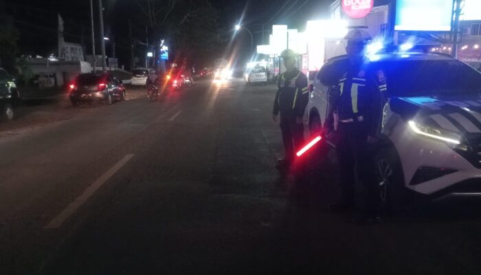 Patroli Biru di Jalan Poros Jeneponto, Kasat Lantas: Mari Tertib Berlalu Lintas