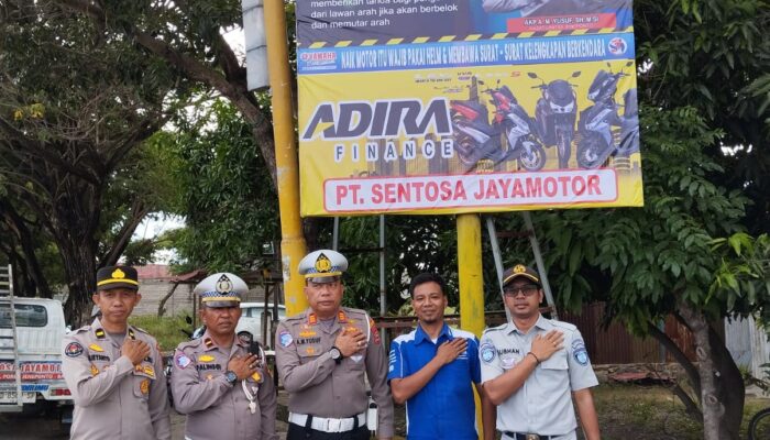 Cegah Lakalantas, Satlantas Polres Jeneponto Pasang Baliho di Jalan Pahlawan, Arungkeke.
