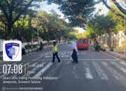 Polisi Lalu Lintas Polres Jeneponto Beri Pelayanan, Pastikan Anak Sekolah Tiba Dengan Selamat