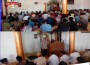 Safari Jumat di Masjid Ar-Rahman, Bhabinkamtibmas Sampaikan Pesan Kamtibmas ke Jamaah.