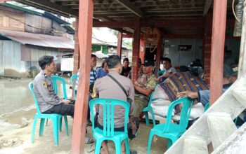 Kapolsek Sabbangparu Melayat ke Rumah Duka Korban Tersambar Petir, Ingatkan Warga Utamakan Keselamatan*