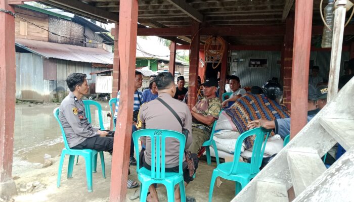 Kapolsek Sabbangparu Melayat ke Rumah Duka Korban Tersambar Petir, Ingatkan Warga Utamakan Keselamatan*